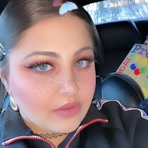 Meet your Posher, Chaya